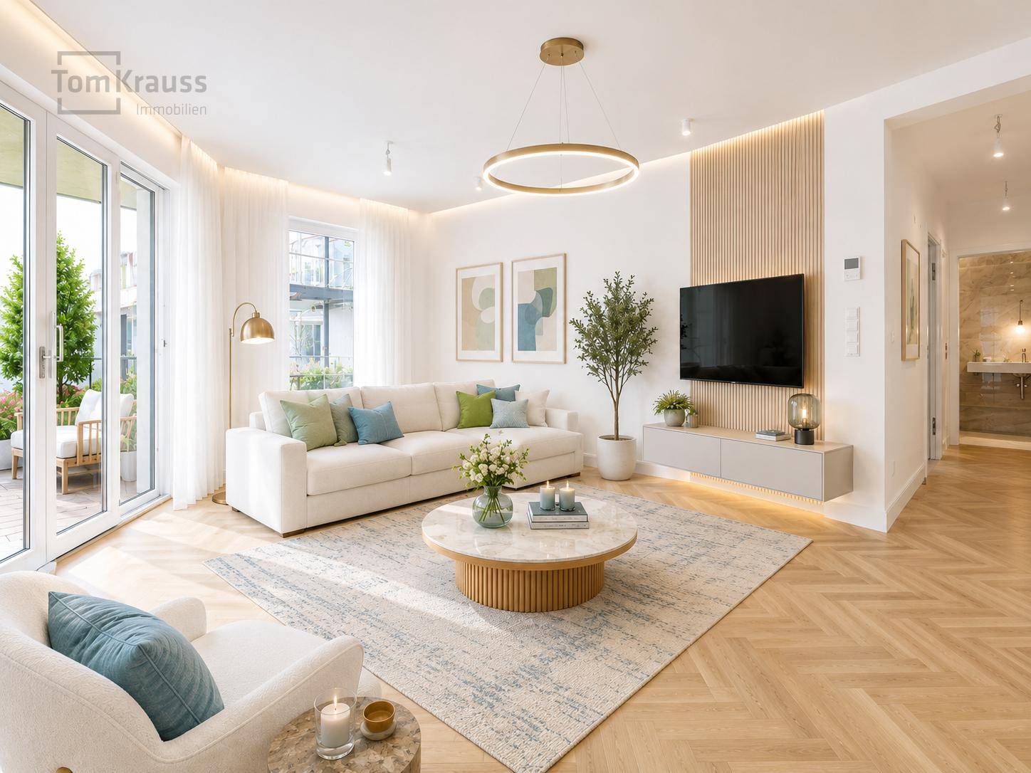 Geräumiges Wohnzimmer mit modernem Sofa, Holzboden und großen Fenstern zum Außenbereich.