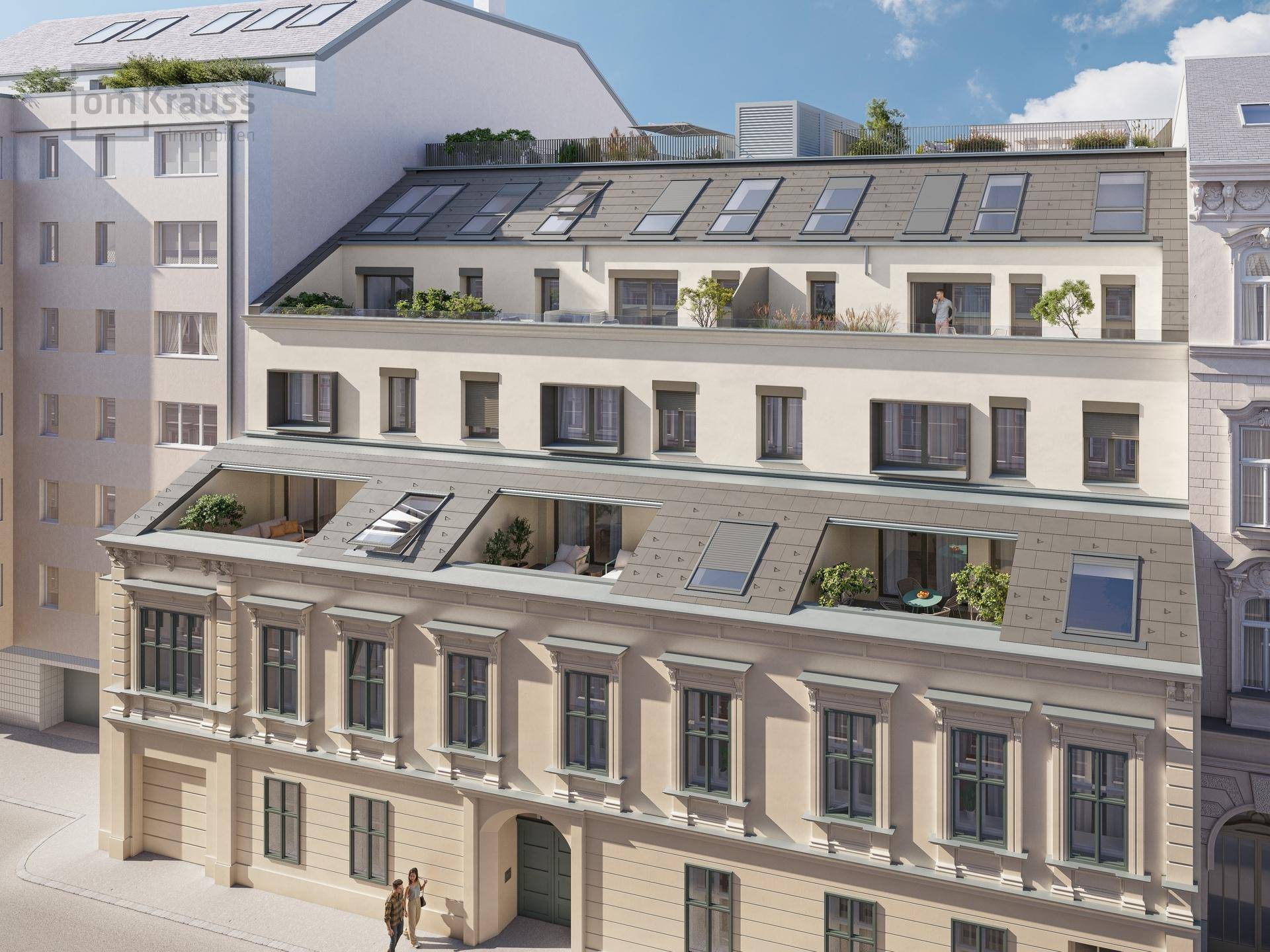 Historische Fassade mit modernem Dachausbau und Balkonen an einer belebten Straße.