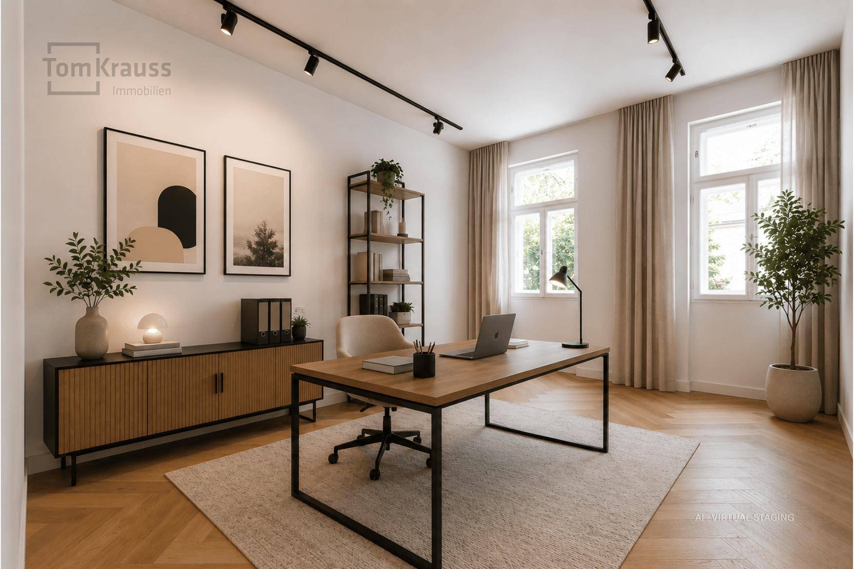 Modern eingerichtetes Büro mit Schreibtisch, Regal und viel Tageslicht durch große Fenster.