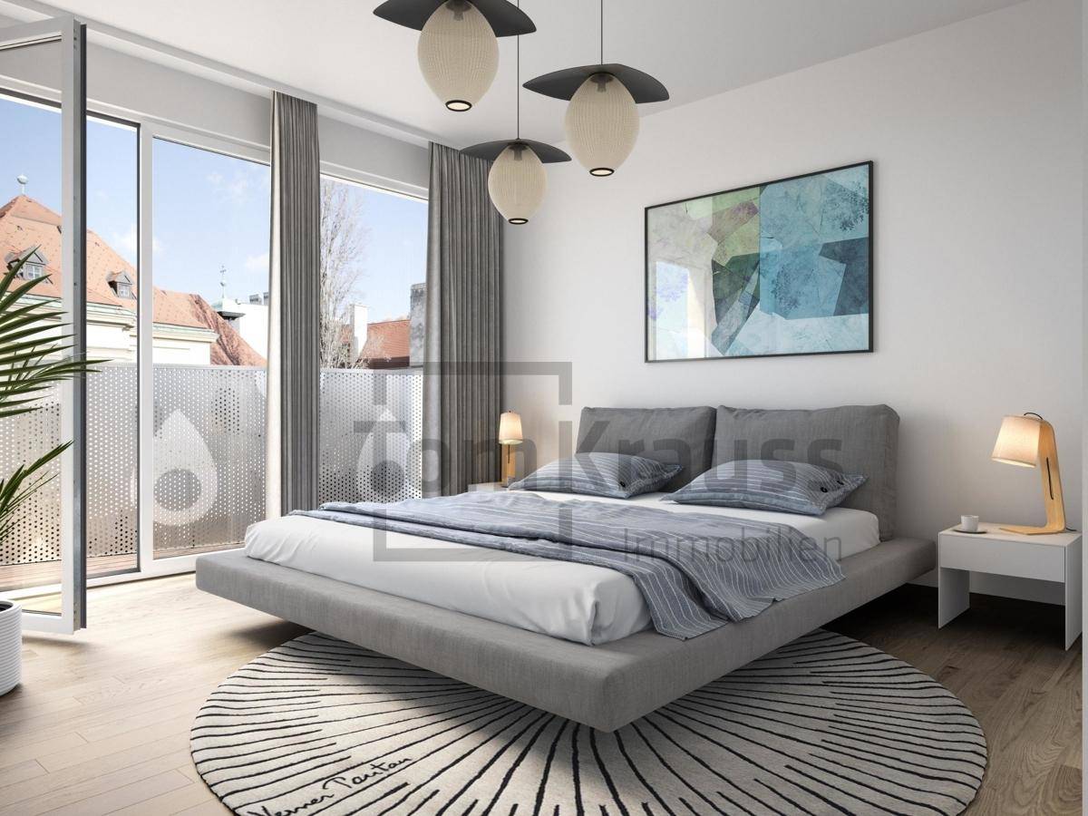 Modernes Schlafzimmer mit Holzboden, großem Bett und Zugang zu einem französischen Balkon.