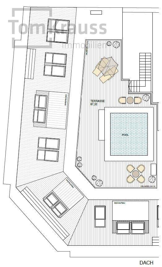 Dachgeschoss-Grundriss mit großer Terrasse und integriertem Poolbereich für Entspannung.