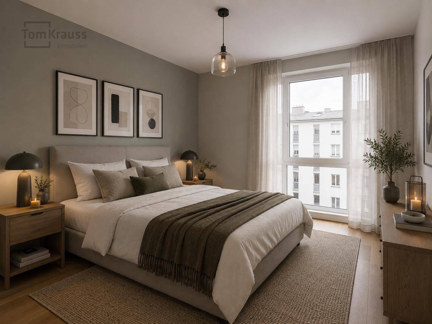 Gemütliches Schlafzimmer mit modernem Bett, Holzboden und großem Fenster mit Stadtblick.