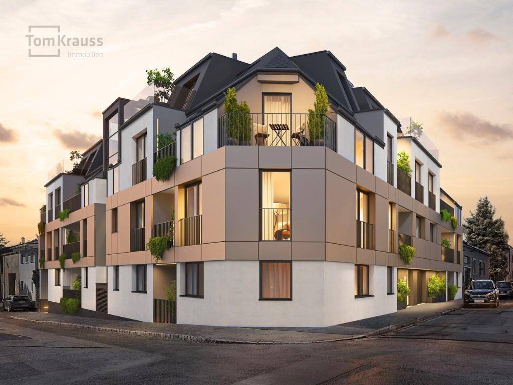 Abendliche Eckansicht eines modernen Wohngebäudes mit Balkonen und stilvoller Fassade.