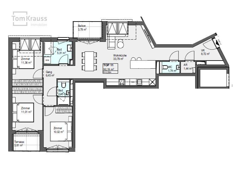 Detaillierter Grundriss einer Wohnung mit mehreren Zimmern, Bädern und Balkon.