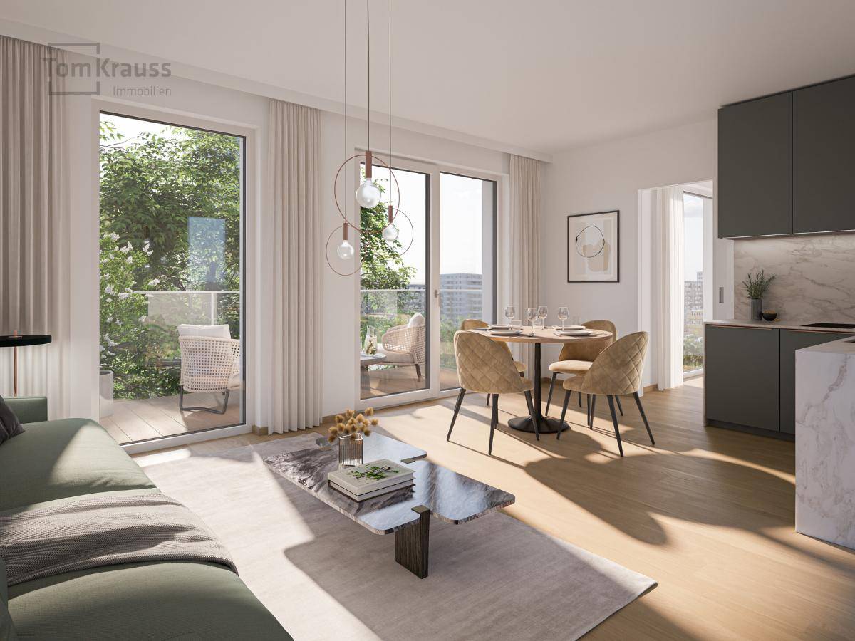 Lichtdurchfluteter Wohn-Essbereich mit offener Küche und Zugang zu einem Balkon.