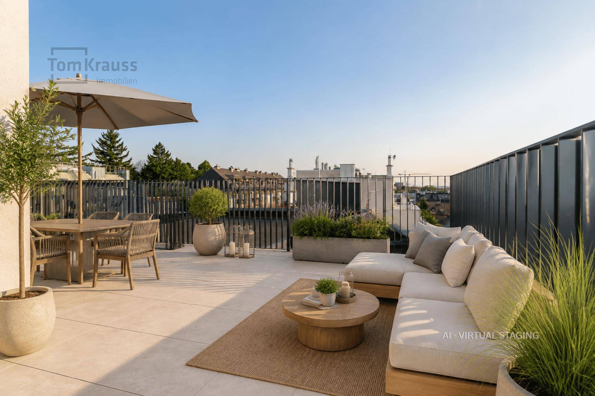 Großzügige Dachterrasse mit bequemen Loungemöbeln und Essbereich unter blauem Himmel.