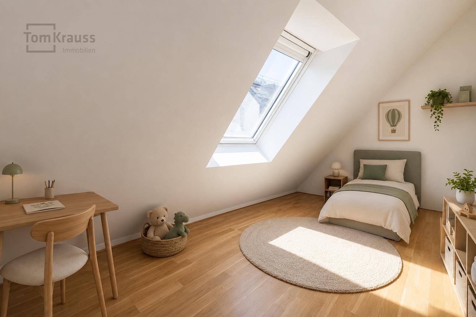 Helles Kinderzimmer mit Einzelbett, Schreibtisch und großem Dachfenster, ideal für natürliches Licht.