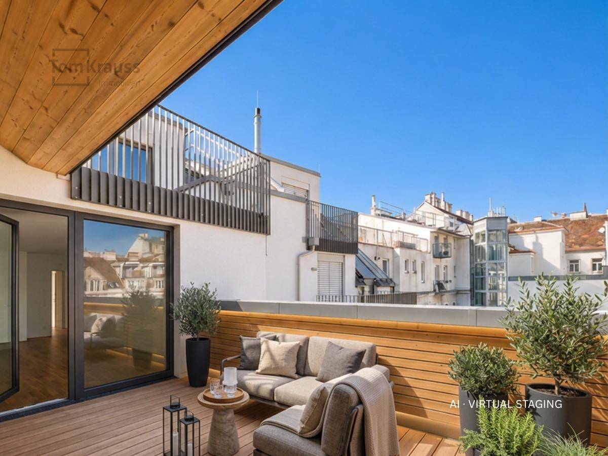 Möblierte Dachterrasse mit Holzboden, Sitzgelegenheiten und Blick auf die Stadt.