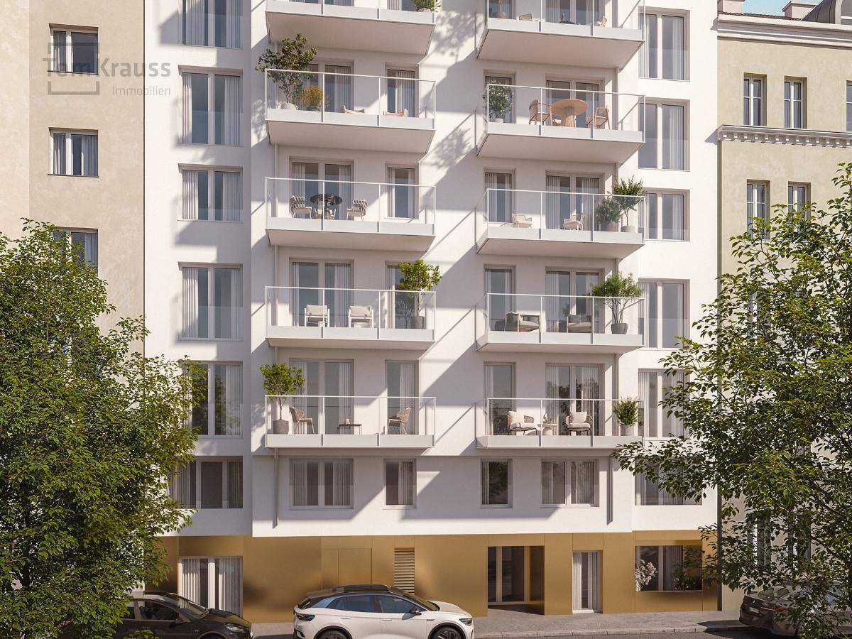 Fassade eines modernen Wohngebäudes mit Balkonen und geparkten Autos im Vordergrund.