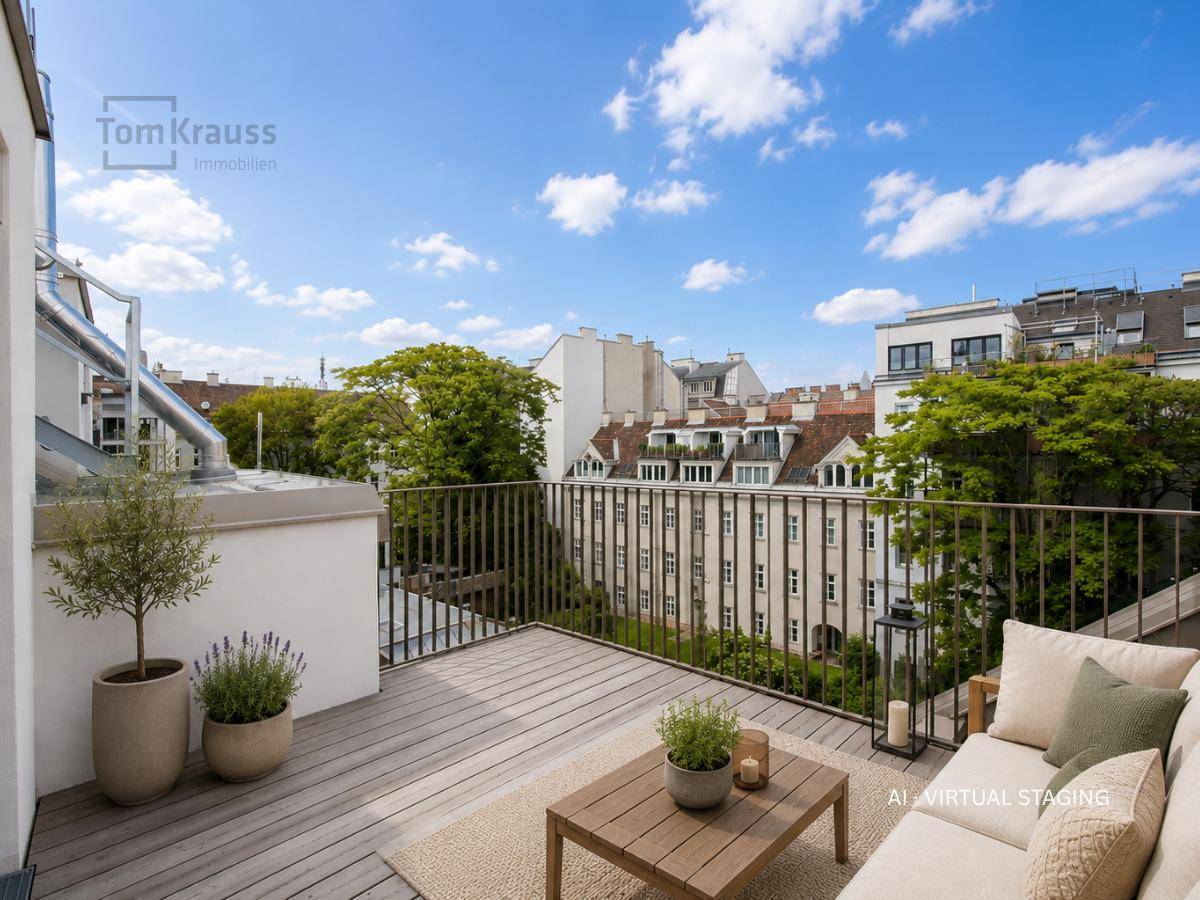 Virtuell inszenierter Balkon mit Holzdeck, Lounge-Möbeln und Blick auf die umliegenden Gebäude.