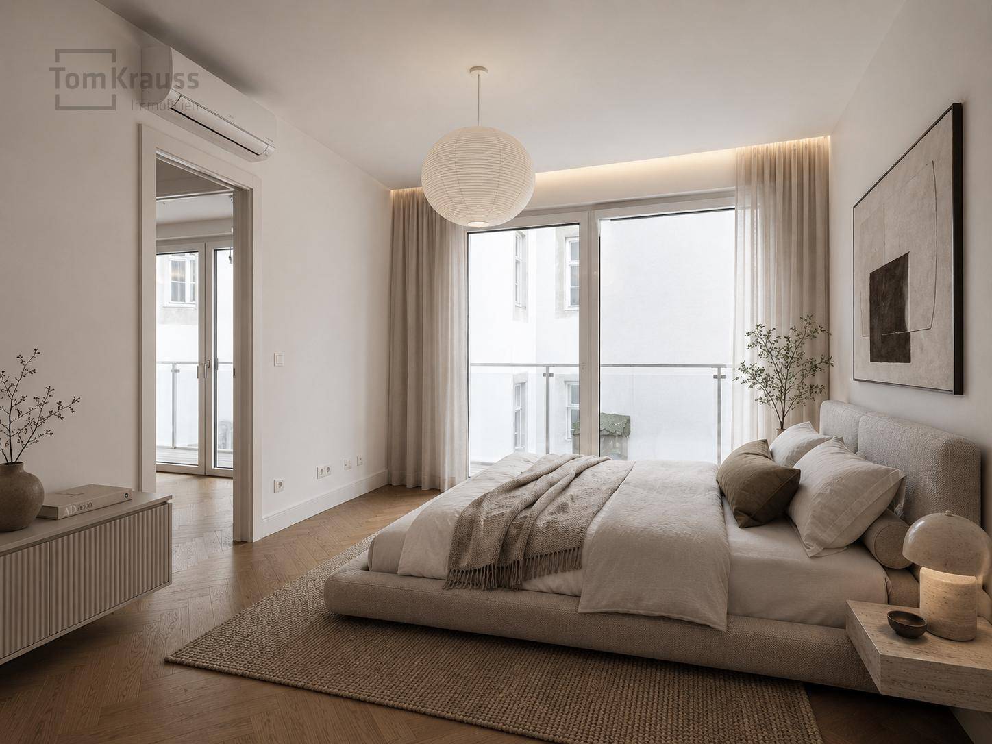 Helles Schlafzimmer mit modernem Bett, Teppich und direktem Zugang zu einem privaten Balkon.