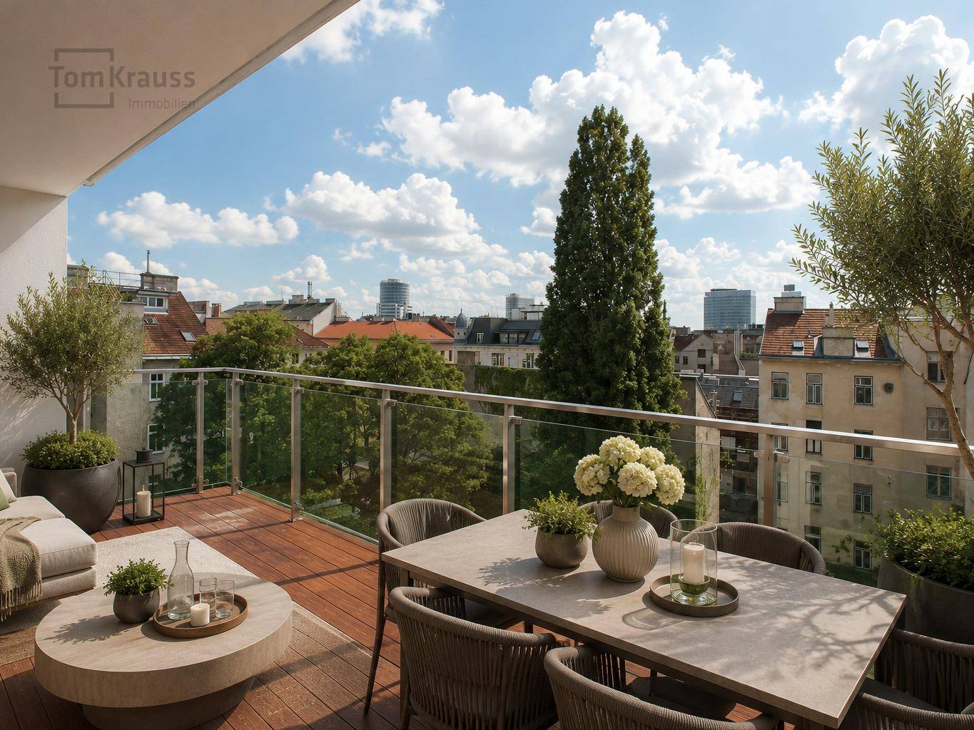 Geräumiger Balkon mit Holzboden, Sitzgelegenheiten und weitem Blick über die Stadt.