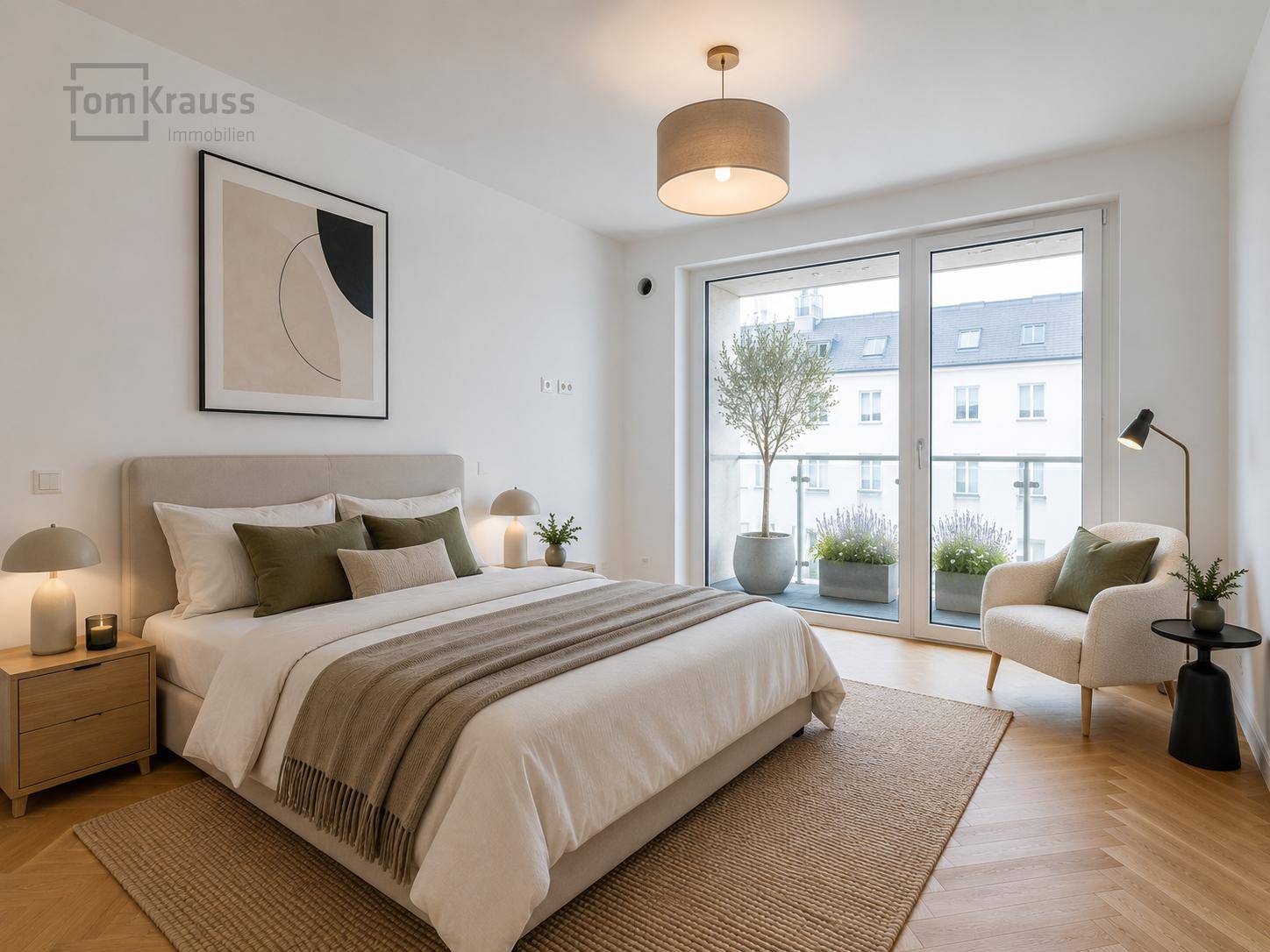 Helles Schlafzimmer mit Holzboden, modernem Bett und Zugang zu einem kleinen Balkon.