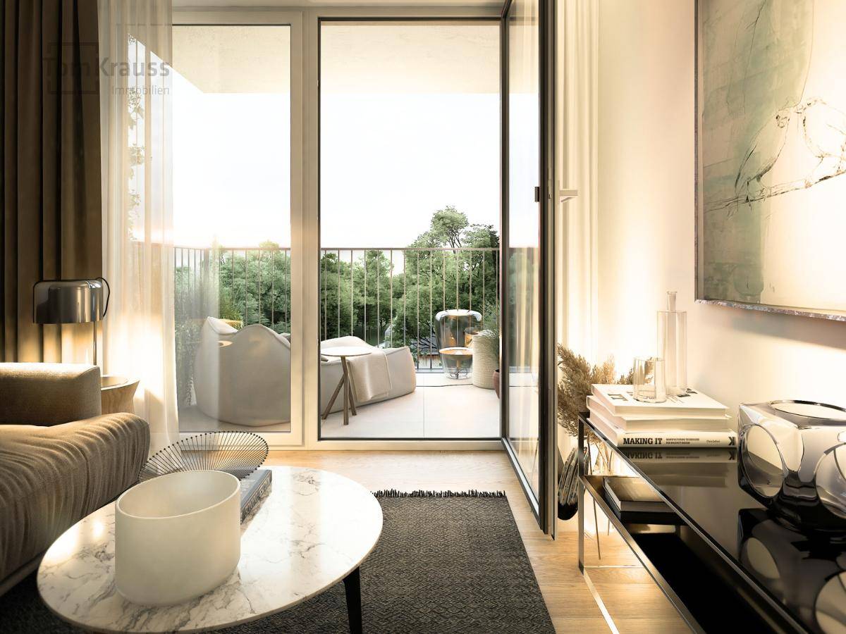 Helles Wohnzimmer mit Zugang zum Balkon und einem schönen Blick ins Grüne.