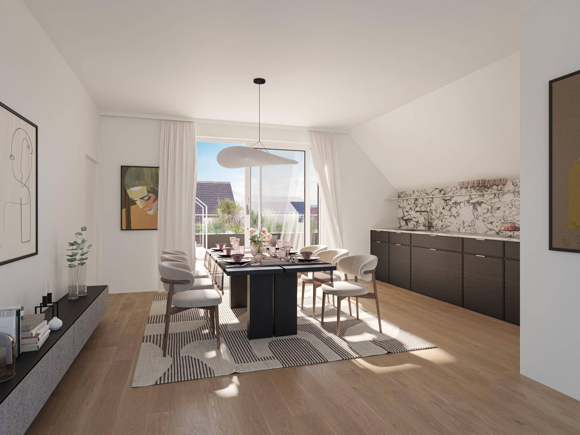 Heller Essbereich mit modernem Esstisch, Holzboden und Zugang zu einem Balkon.