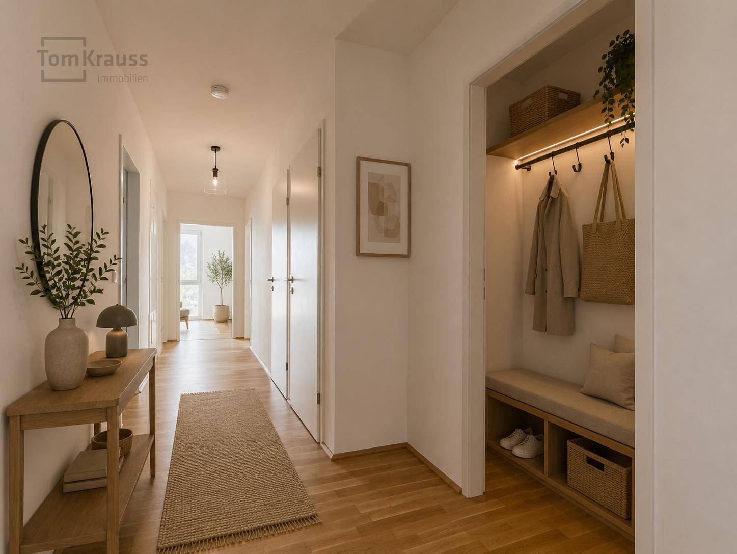 Heller Flur mit Holzboden, moderner Einrichtung und praktischer Garderobe mit Sitzbank.