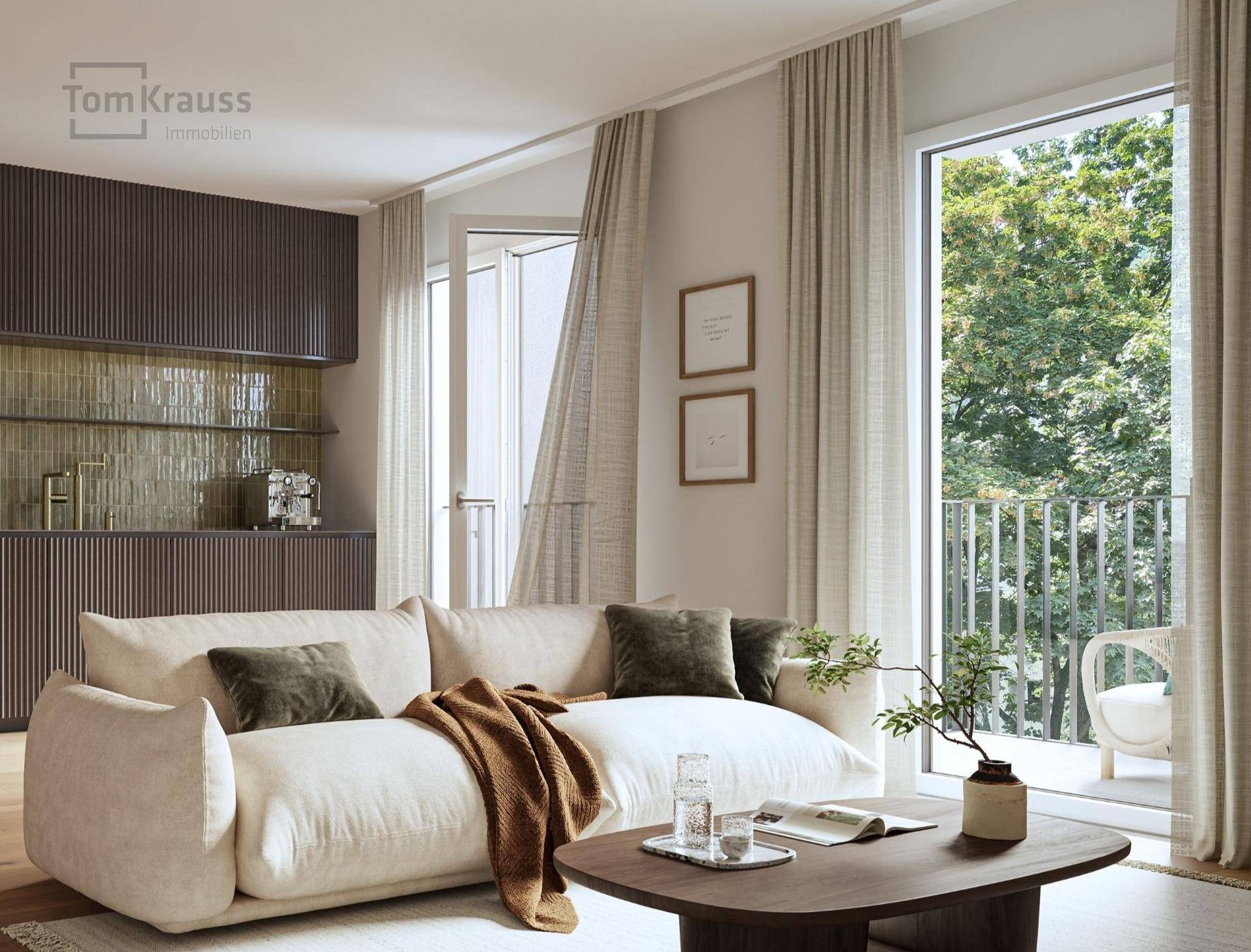 Gemütlicher Wohnbereich mit Sofa, Holzboden und Blick ins Grüne durch große Fenster.