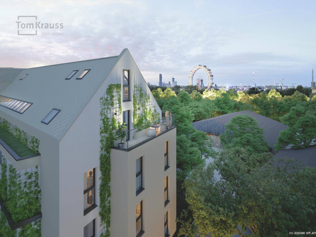 Dachgeschoss eines modernen Gebäudes mit Dachschrägen und einer kleinen Terrasse mit Stadtblick.