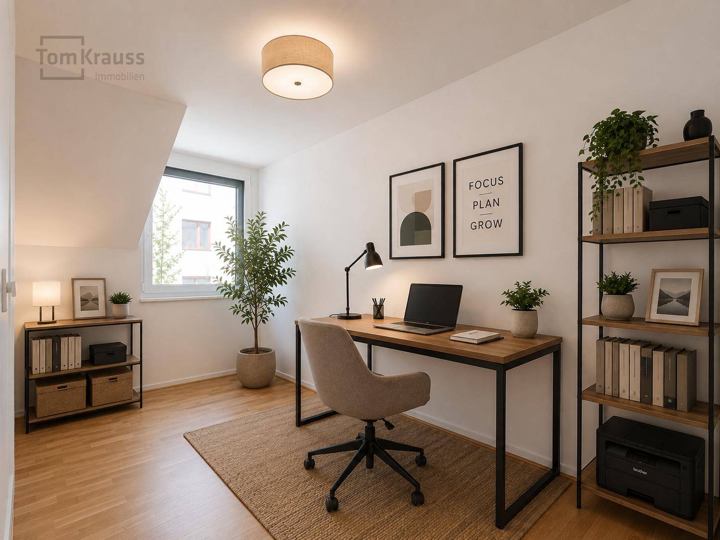 Modern eingerichtetes Büro mit Schreibtisch, Regal und einem Fenster mit Blick ins Grüne.