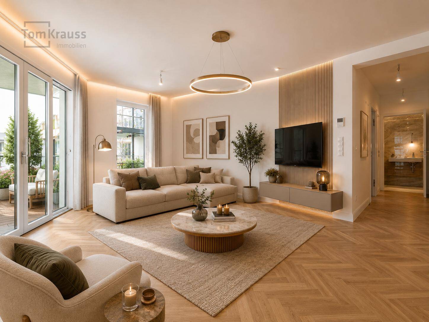 Gemütliches Wohnzimmer mit Holzboden, bequemen Sofas und Zugang zu einer Terrasse.