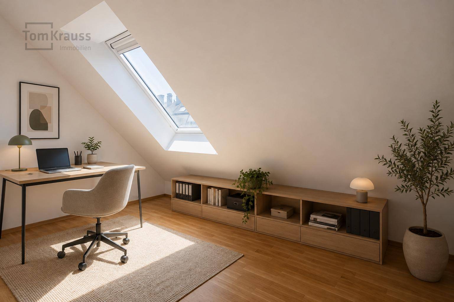 Modernes Arbeitszimmer mit Schreibtisch, Stauraum und großem Dachfenster für eine helle Arbeitsumgebung.