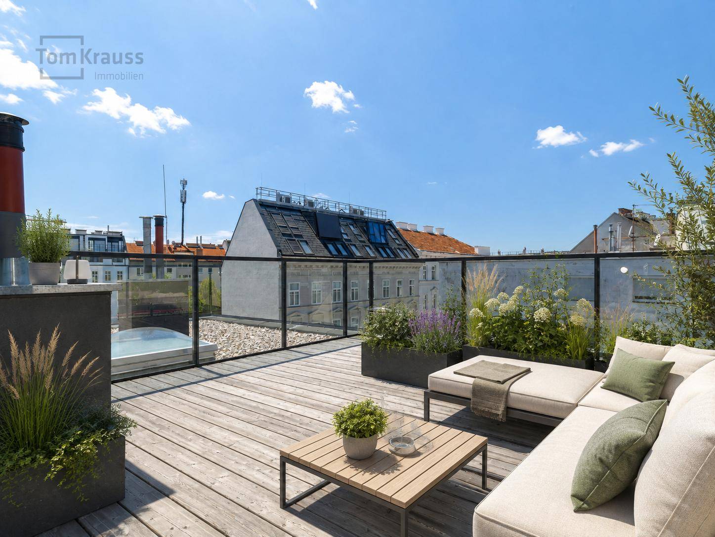 Attraktive Dachterrasse mit bequemen Lounge-Möbeln, Pflanzen und Whirlpool, bietet Stadtblick.