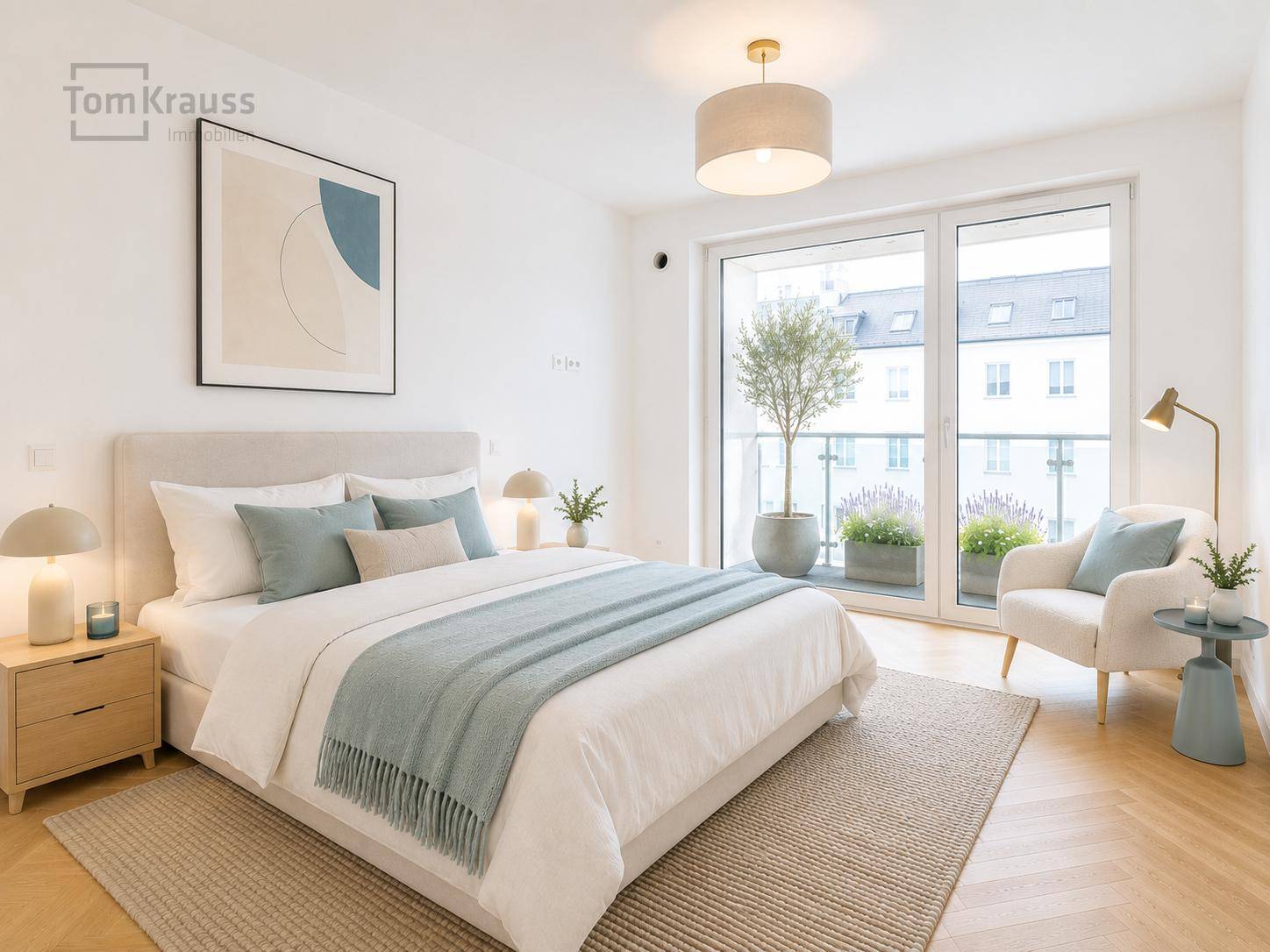 Helles Schlafzimmer mit modernem Design, großem Bett und Zugang zu einem kleinen Balkon.