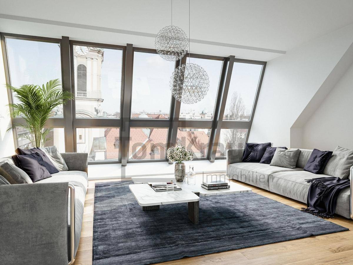 Geräumiges Wohnzimmer mit schrägen Fenstern, Holzboden und weitem Blick auf die Stadt.