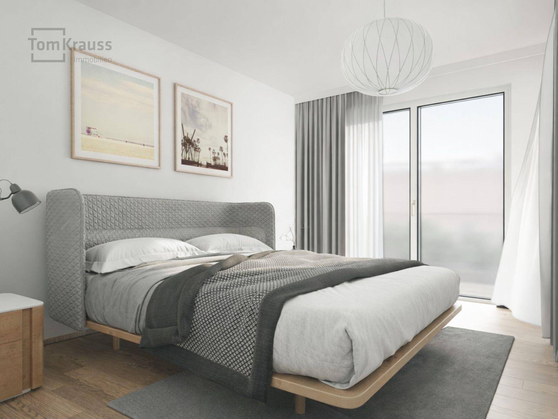 Modernes Schlafzimmer mit großem Bett, Holzboden und Zugang zu einem Außenbereich.
