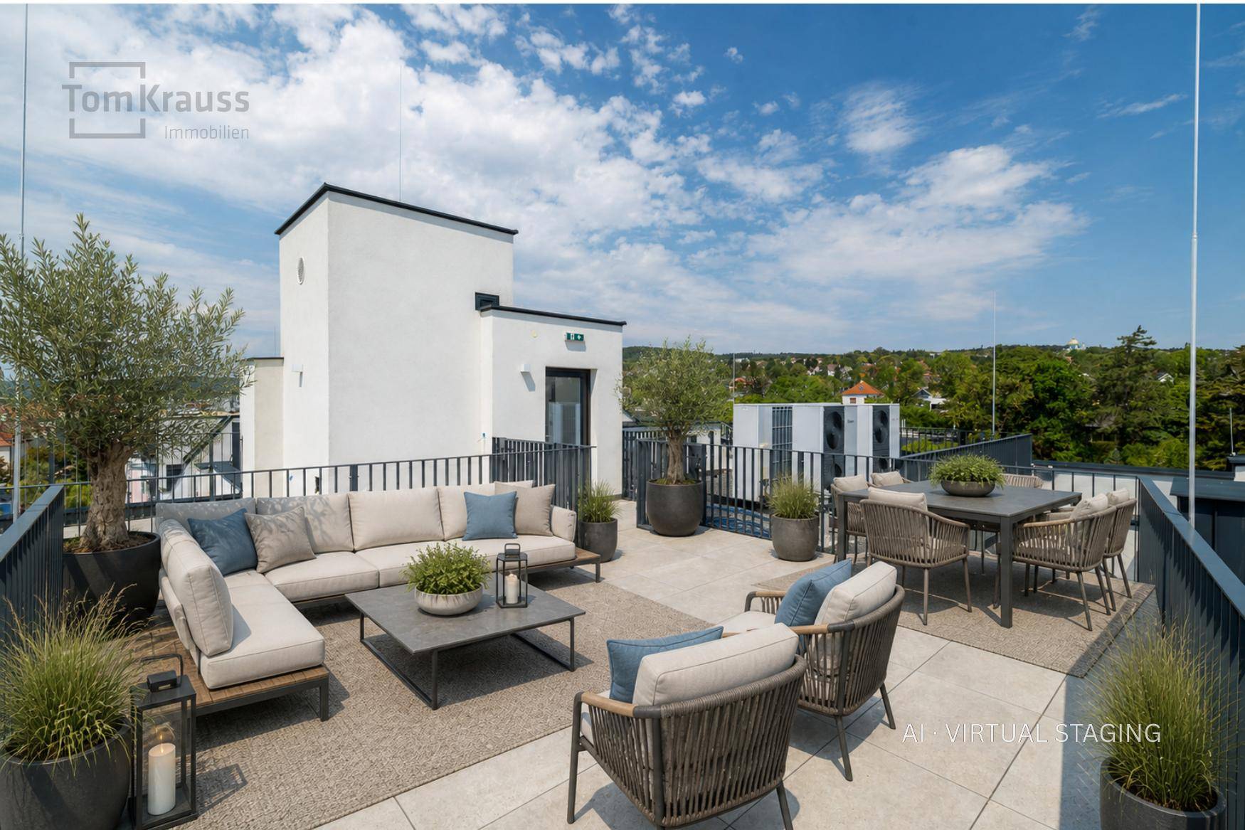 Geräumige Dachterrasse mit bequemen Loungemöbeln und Essbereich unter blauem Himmel.