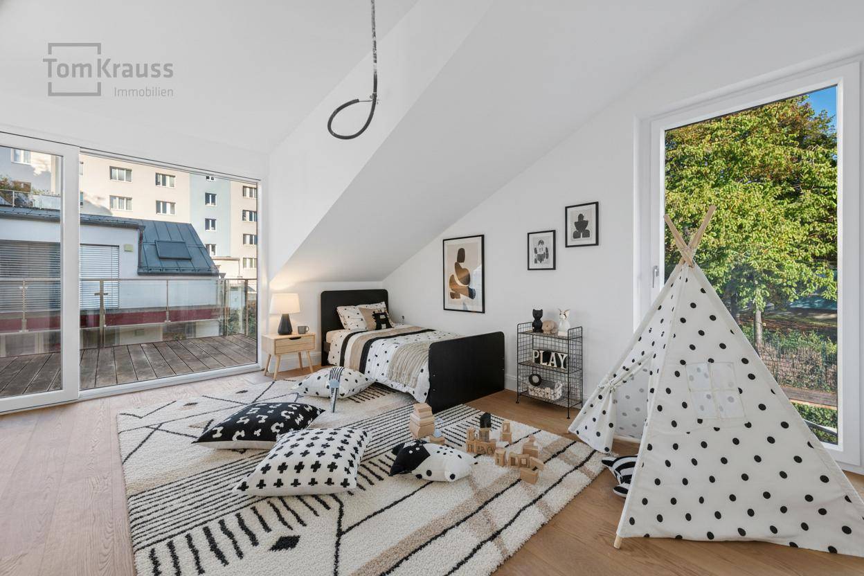 Freundliches Kinderzimmer mit Spielbereich, Holzboden und Zugang zu einem kleinen Balkon.