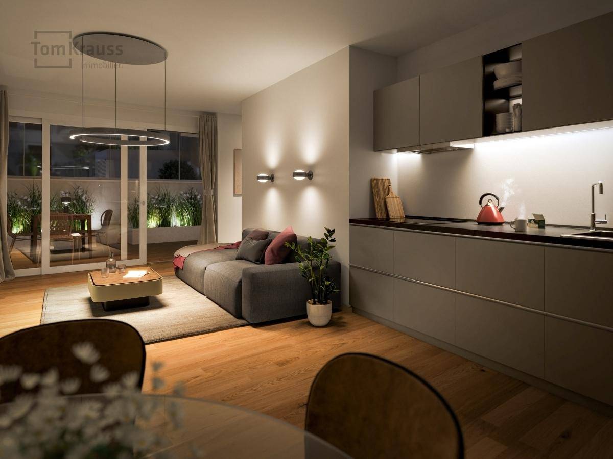 Moderner offener Wohn- und Küchenbereich mit Holzboden und Zugang zu einem beleuchteten Balkon.