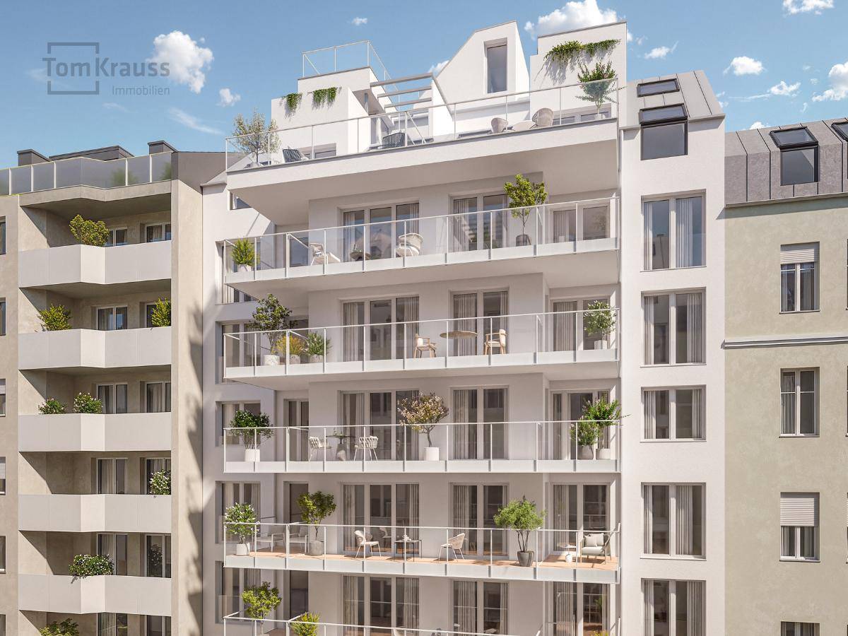 Ansicht der oberen Etagen eines modernen Wohngebäudes mit zahlreichen Balkonen und einer Dachterrasse.