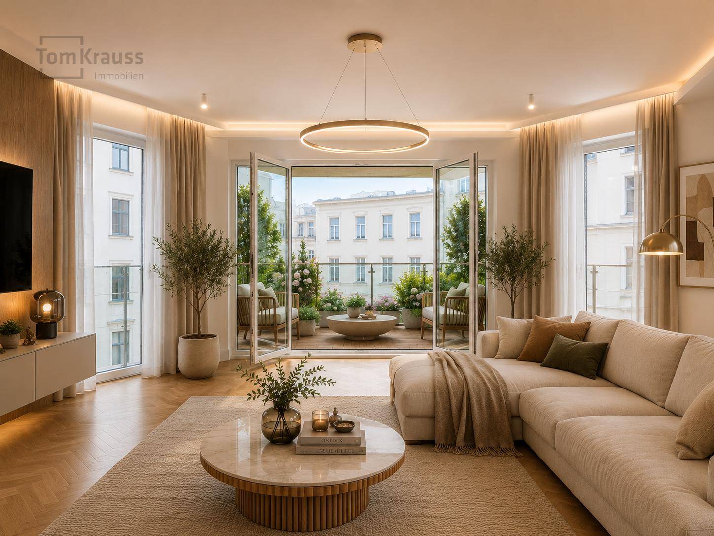 Elegantes Wohnzimmer mit Holzboden, stilvollen Möbeln und Zugang zu einem begrünten Balkon.