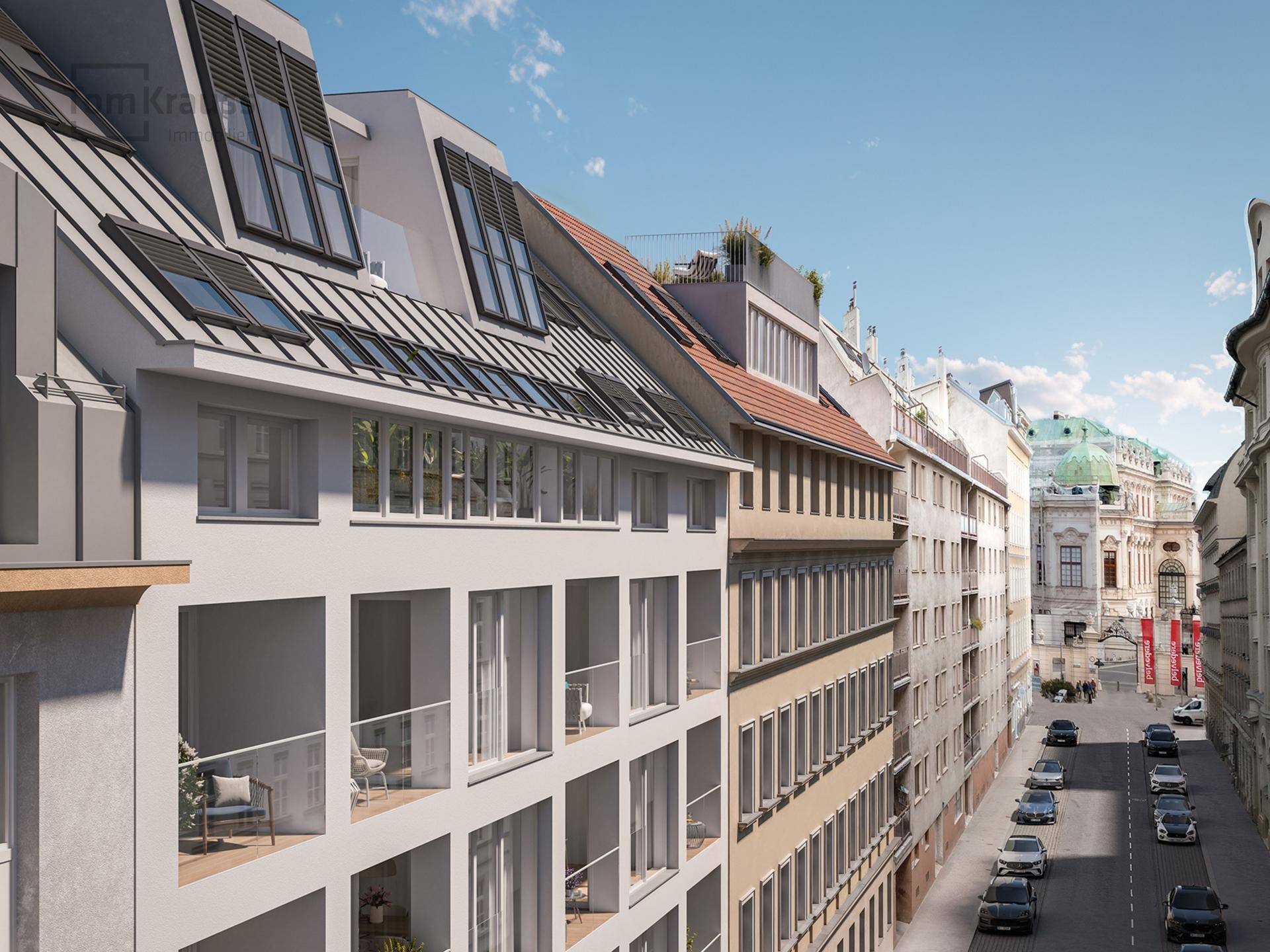 Straßenansicht mit moderner Gebäudefassade und Blick auf historische Architektur in der Ferne.