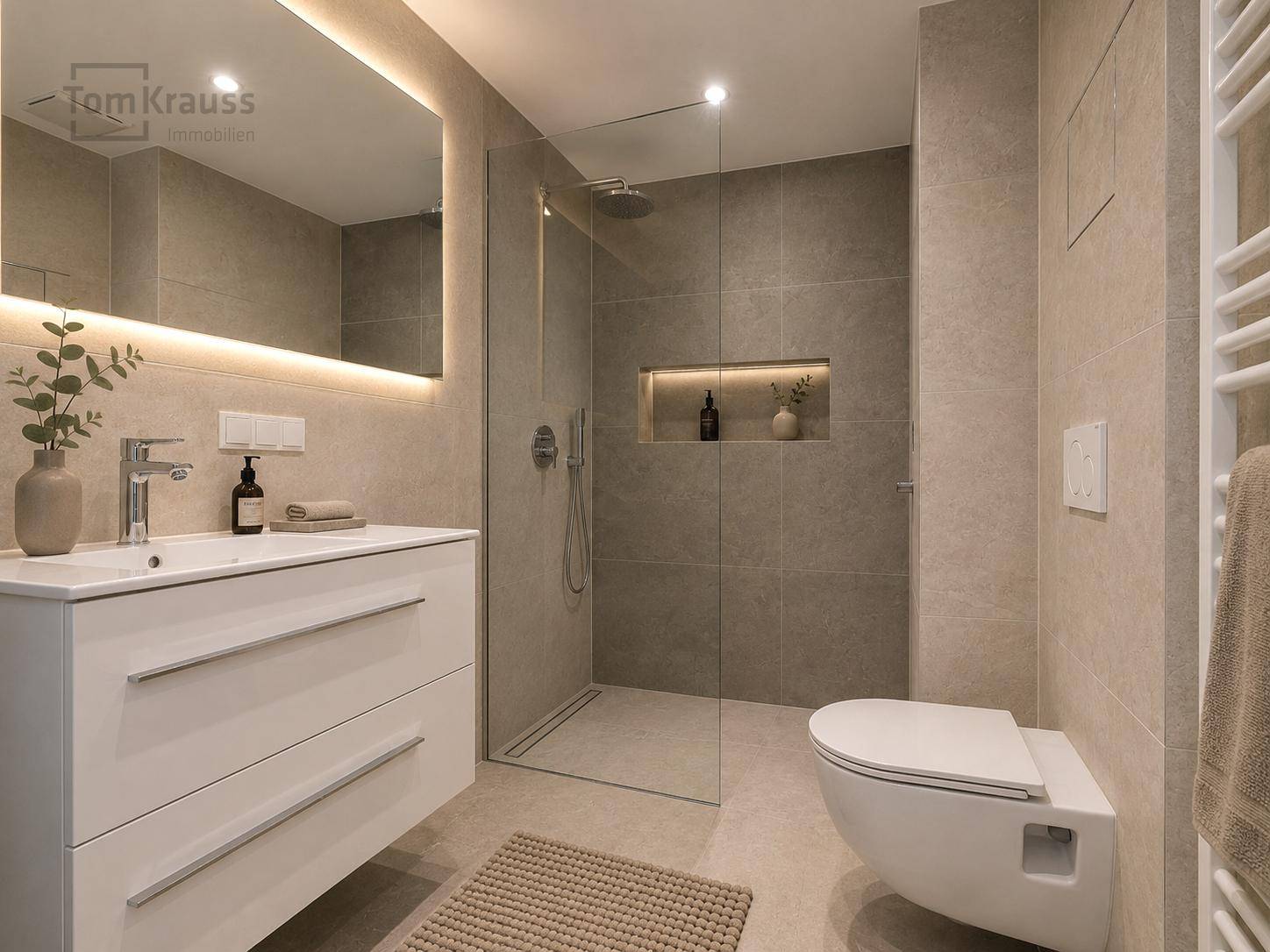 Modernes Badezimmer mit begehbarer Dusche, Wand-WC und eleganten beigefarbenen Fliesen.