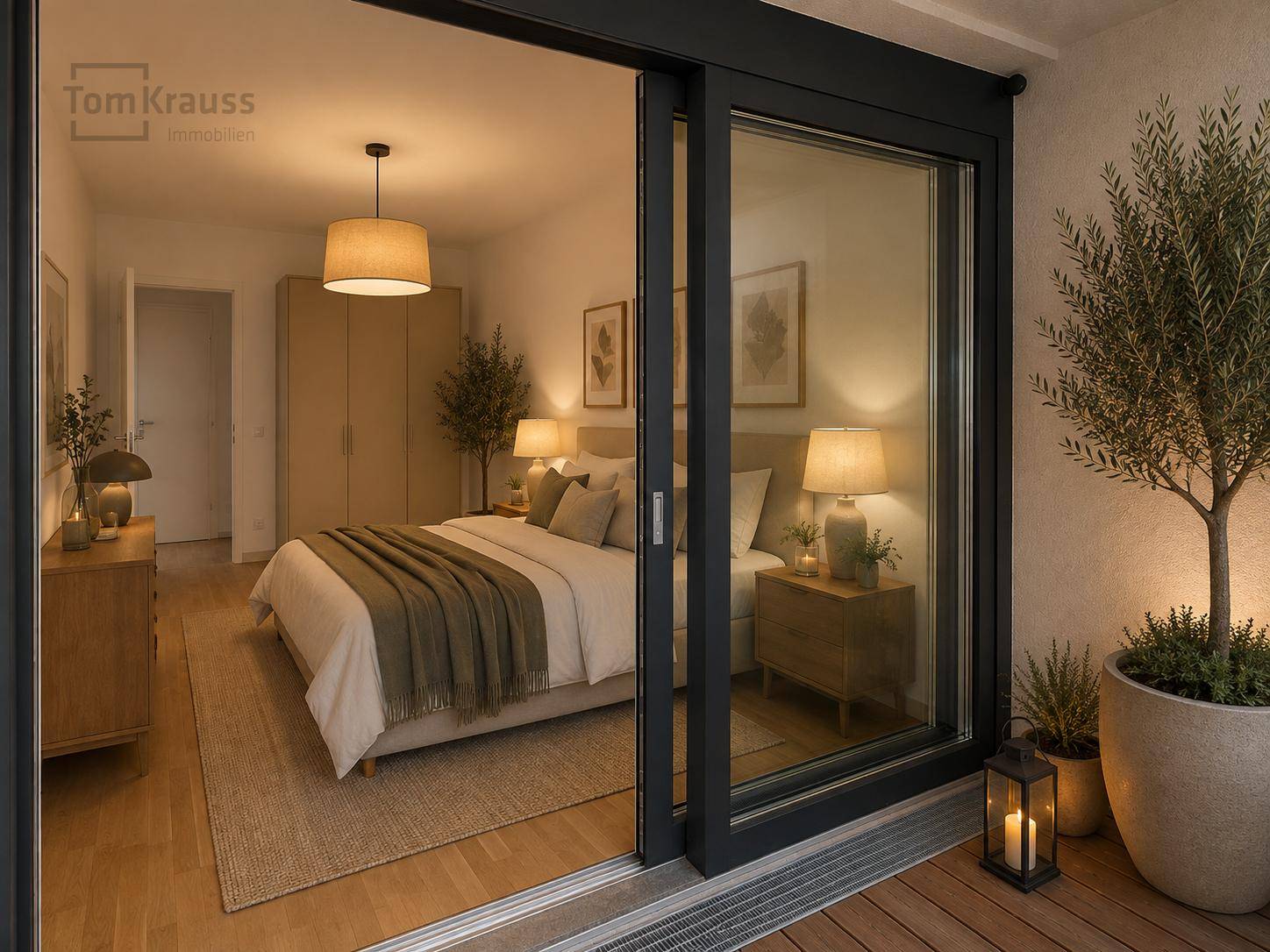 Helles Schlafzimmer mit modernem Interieur, Holzboden und Zugang zu einem möblierten Außenbereich.