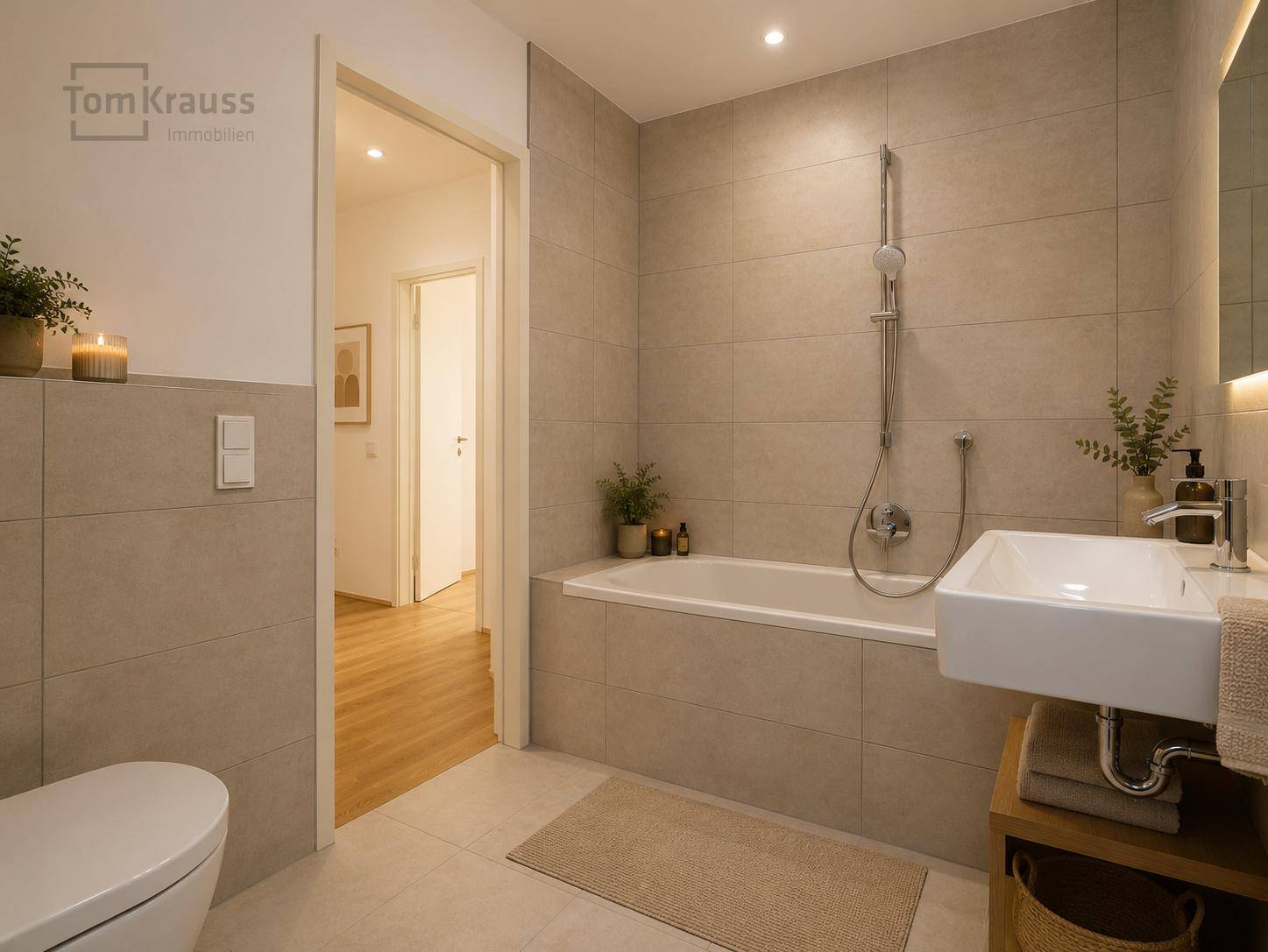 Modernes Badezimmer mit Badewanne, eleganten Fliesen und stilvoller Beleuchtung.