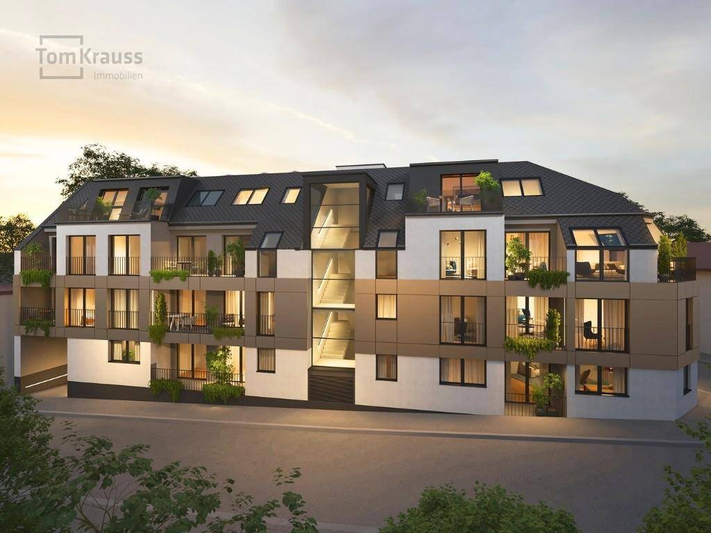 Abendliche Ansicht der modernen Fassade eines Wohngebäudes mit Balkonen und großen Fenstern.