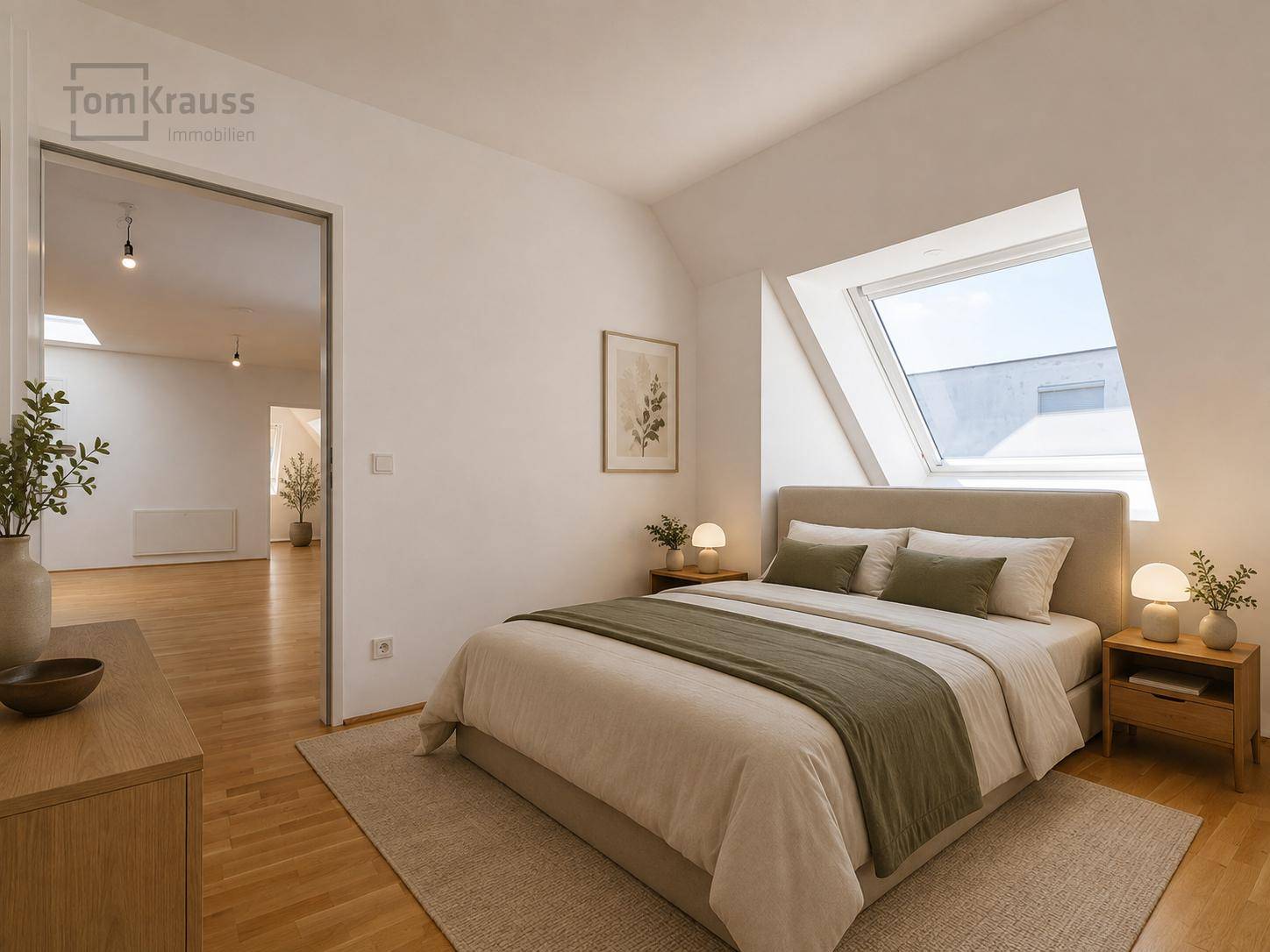 Gemütliches Schlafzimmer mit Doppelbett, Holzboden und großem Dachfenster für viel Tageslicht.