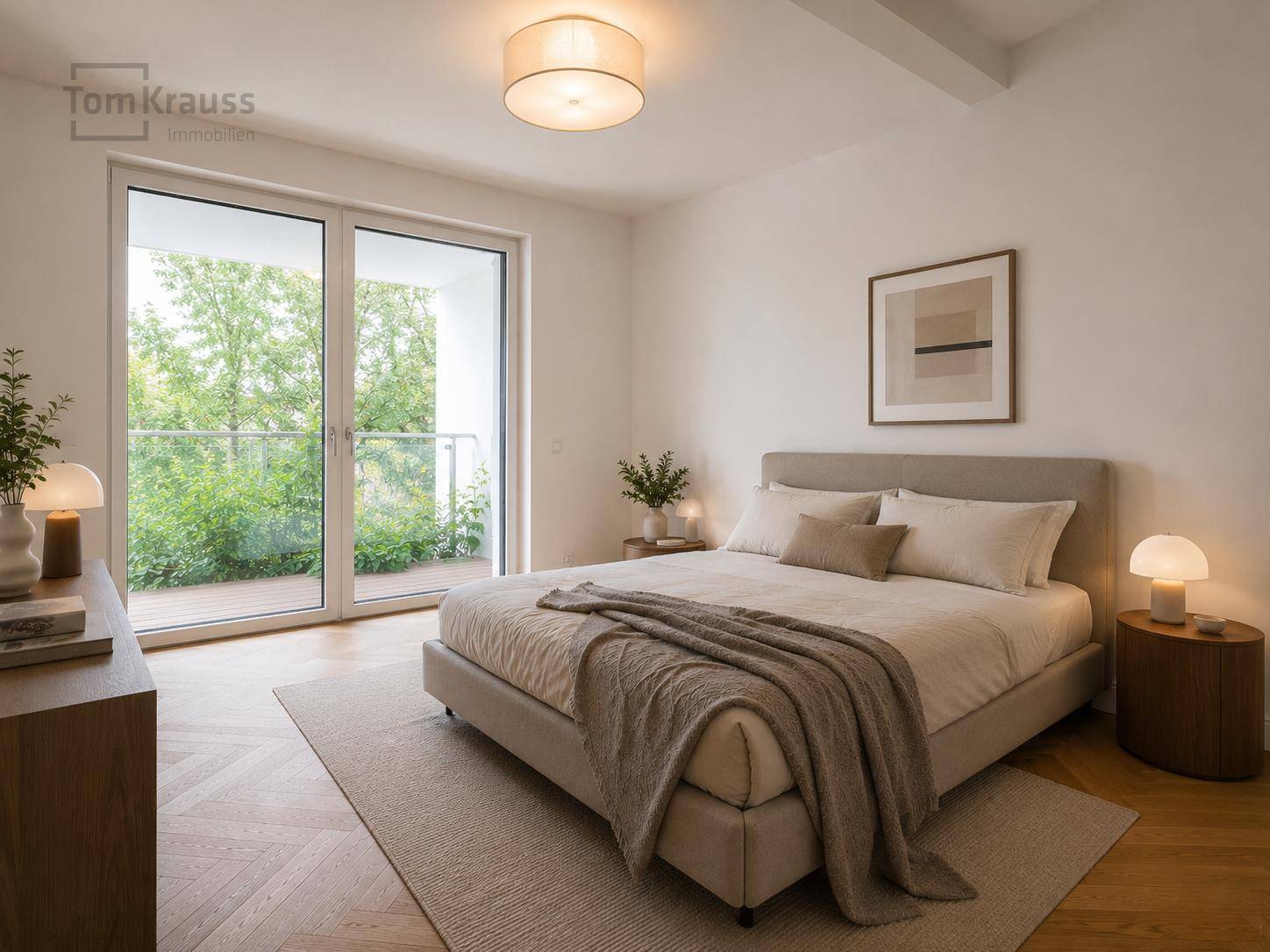 Gemütliches Schlafzimmer mit Doppelbett, Fischgrätparkett und Zugang zum Balkon mit Grünblick.