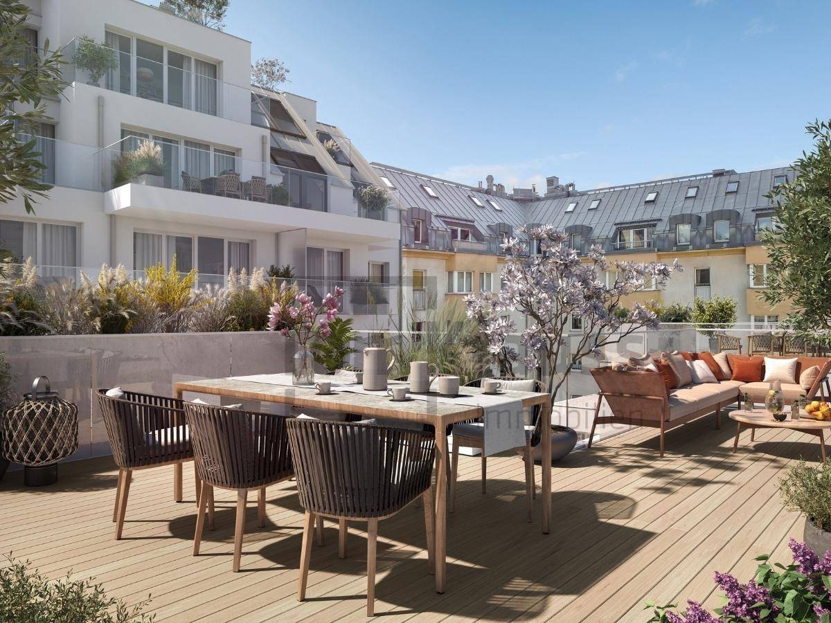 Geräumige Außenterrasse mit Essbereich und Lounge-Möbeln, umgeben von üppiger Bepflanzung.