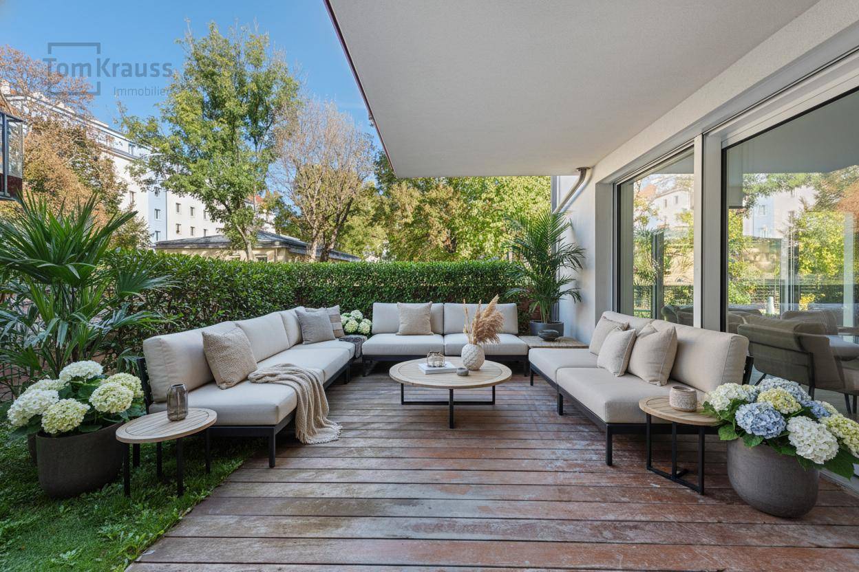 Große, möblierte Terrasse mit bequemen Lounge-Möbeln und Pflanzen, ideal zum Entspannen.