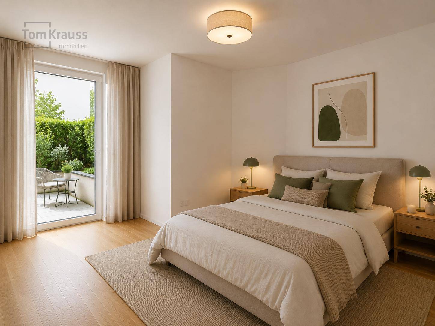 Helles Schlafzimmer mit Doppelbett, Holzboden und direktem Zugang zu einer kleinen Terrasse.