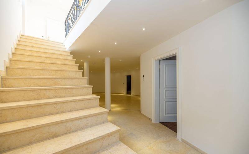 Treppe führt hinunter in den Kellerbereich mit hellem Fliesenboden.