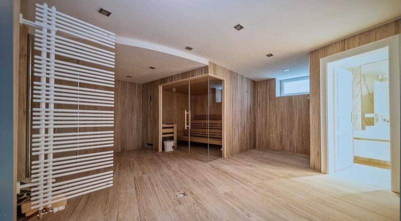 Moderner Wellnessbereich mit Sauna und Holzwänden, ideal zur Entspannung.