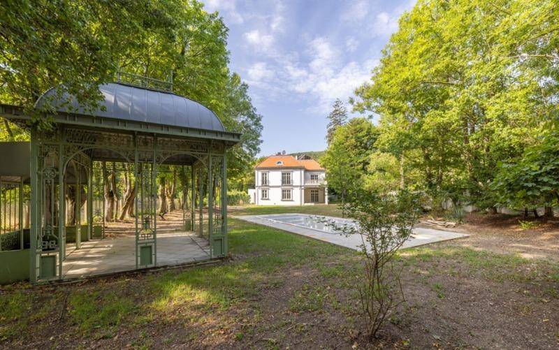 Großzügiger Garten mit Pavillon, Poolbereich und der eleganten Villa im Hintergrund.