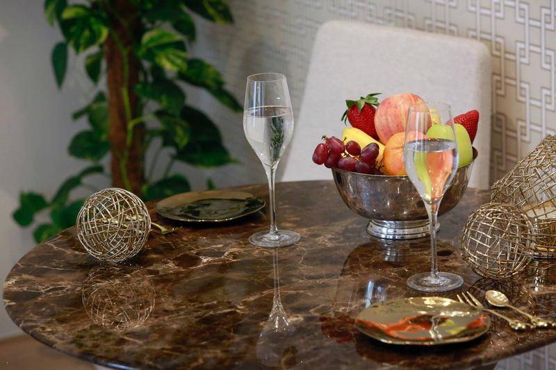 Eleganter Marmortisch mit frischen Früchten und Sektgläsern für besondere Anlässe.