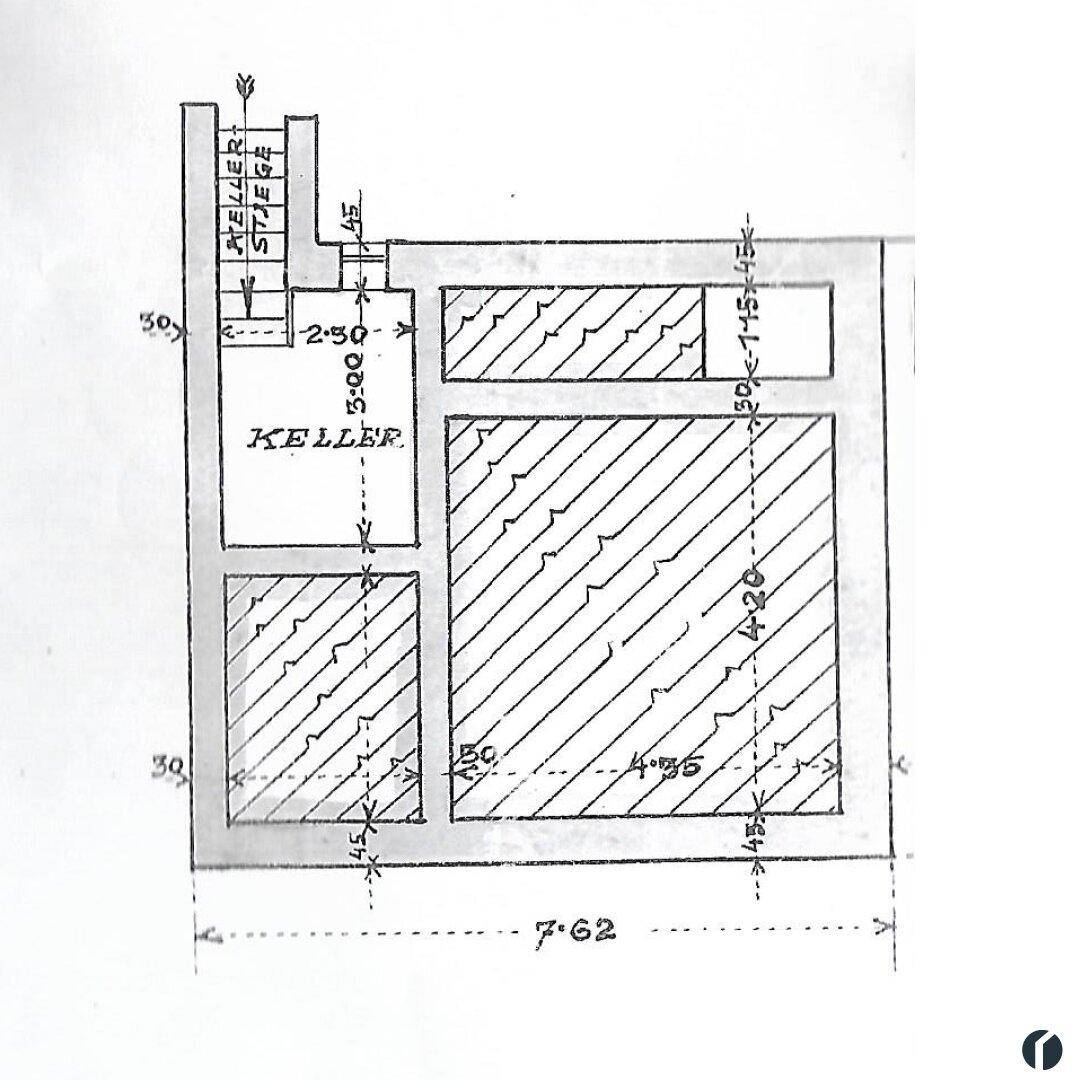 Grundriss des Kellers mit verschiedenen Abteilungen und Treppenzugang.