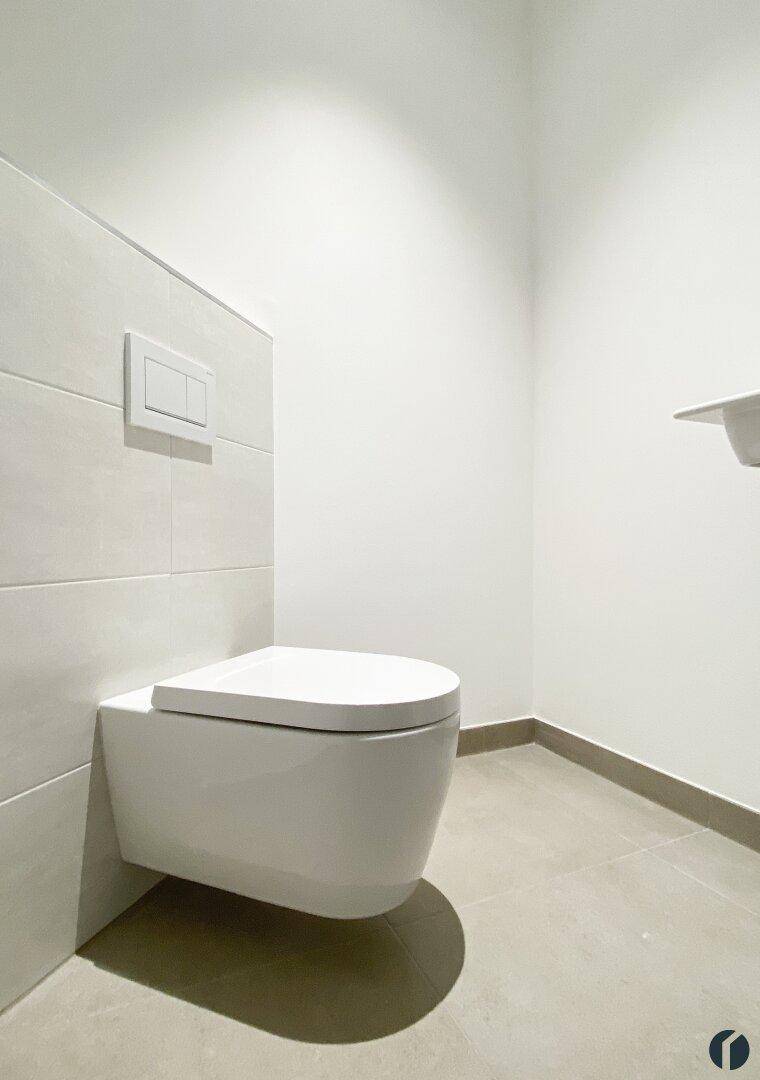 separates WC